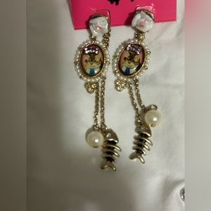 Cat dangle earrings Preowned